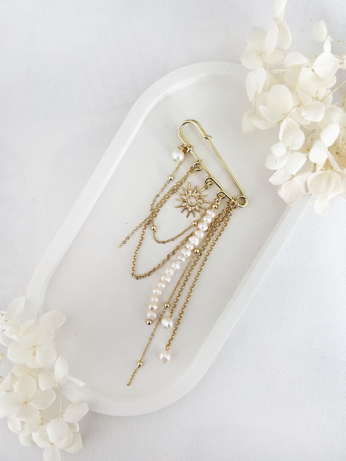 Брошь-булавка с цепочками, жемчугом и подвеской солнце