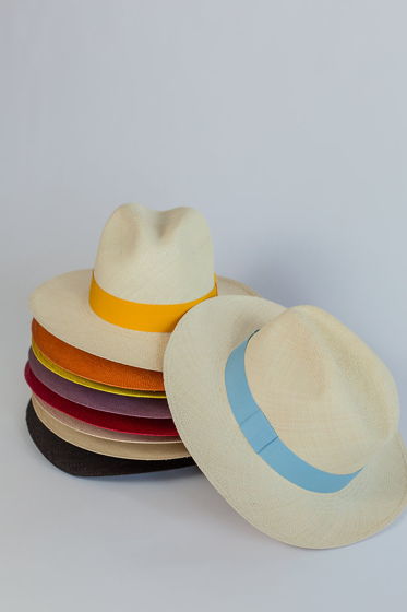 Соломенные шляпы в форме федора