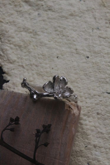 Кольцо Маленкий Цветок из серебра