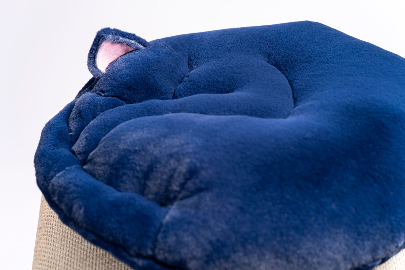 круглая синяя подушка-кот ручной работы из эко-меха