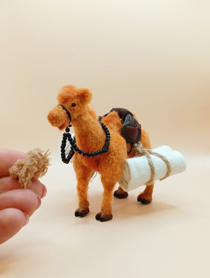 Корабль пустыни - верблюд с экипировкой и тюками ткани