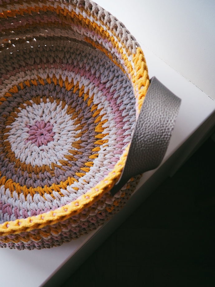 Большая вязаная разноцветная корзина с кожаными ручками