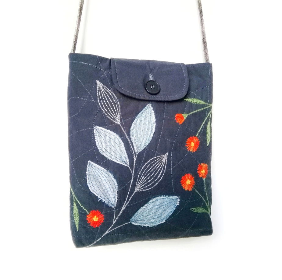 Женская текстильная сумочка ручной работы на ремешке с вышивкой и аппликацией