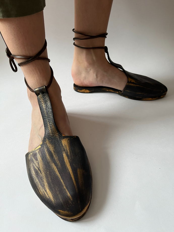 Черные золотые кожаные сандалии ручной работы