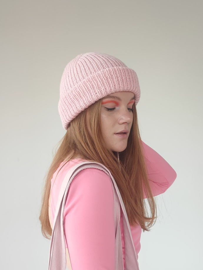 Лёгкая розовая шапка ручной вязки