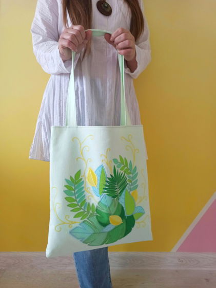 Шоппер с ручной росписью и вышивкой. Зелёная эко-сумка из хлопка с листьями монстеры.