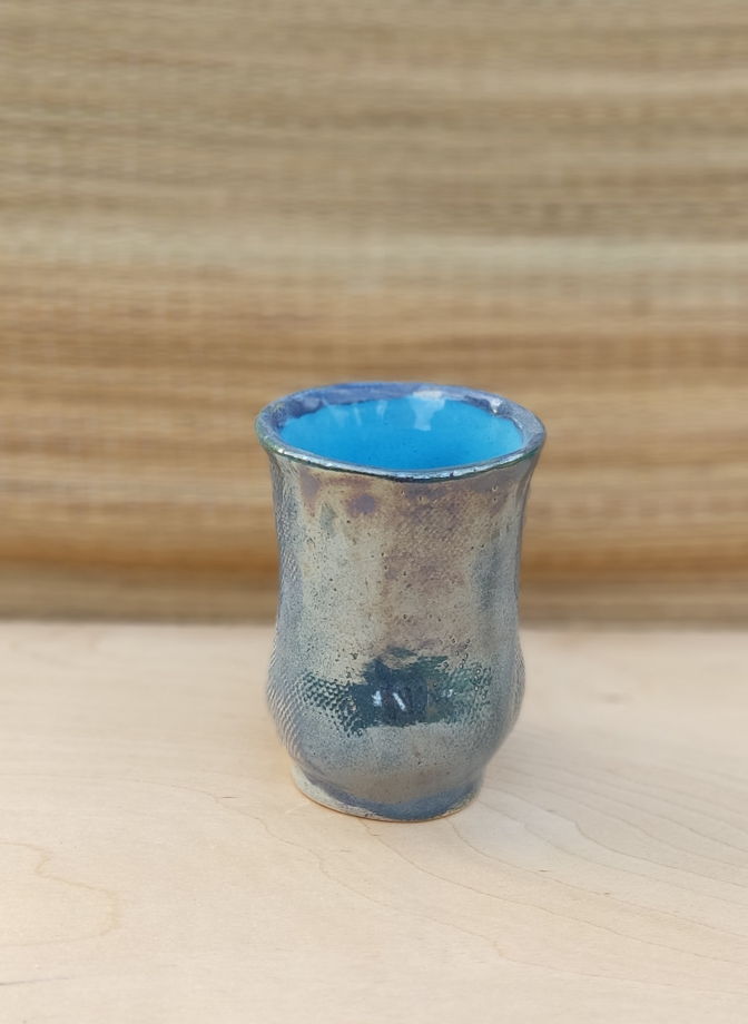 Керамическая ваза, голубой металлик.  Высота 12 см