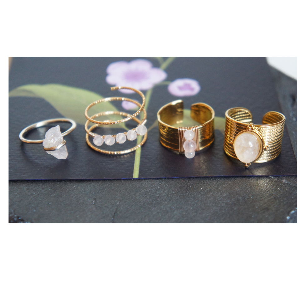 Кольцо витое пружина с розовым кварцем