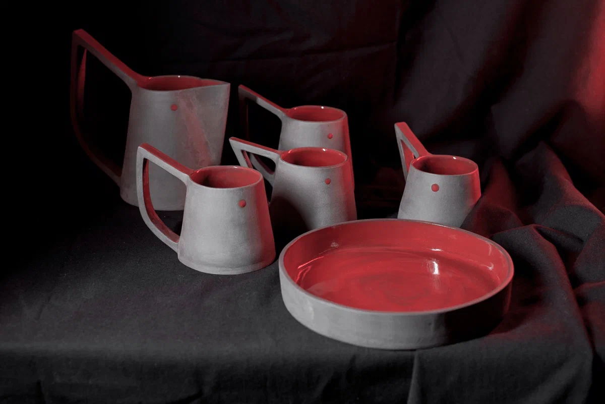 Керамическая тарелка ручной работы из серии "Вороны"