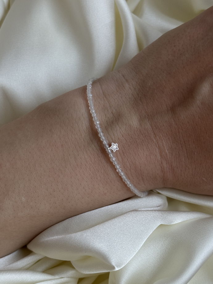 Браслет из лунного камня с подвесом звёздочка