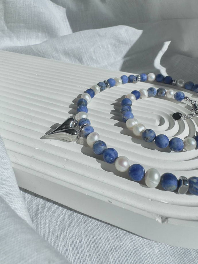 Ожерелье из матового содалит и жемчуга