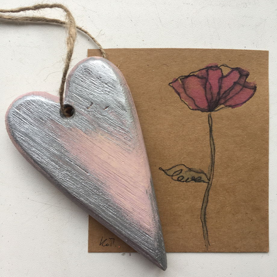 Подарочный набор деревянное сердечко розовое с серебром и ручная открытка розовый мак