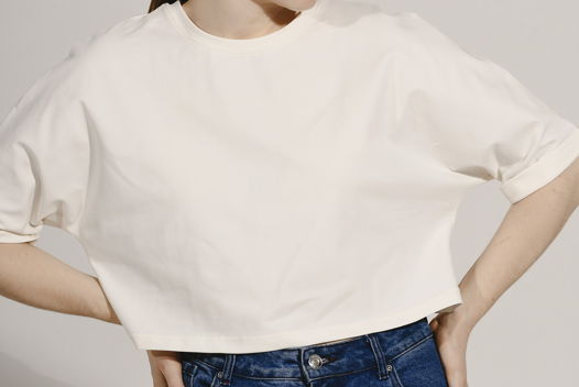 Молочная короткая футболка CROP TEE in white