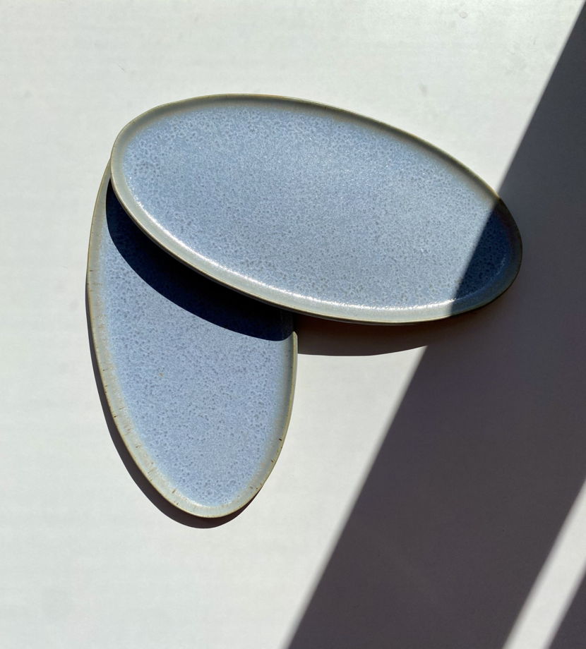Керамическая овальная голубоватая тарелка