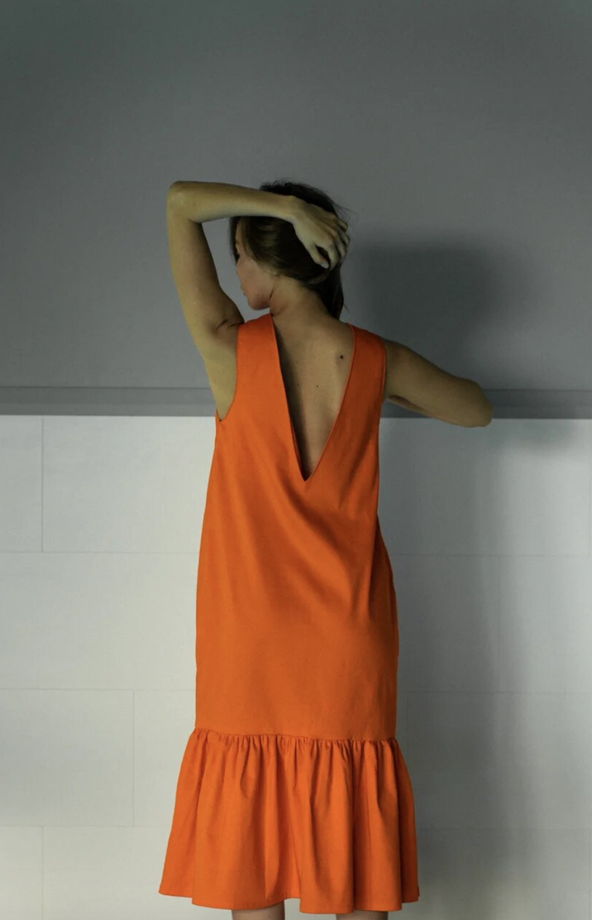 Оранжевое платье с вырезом на спине