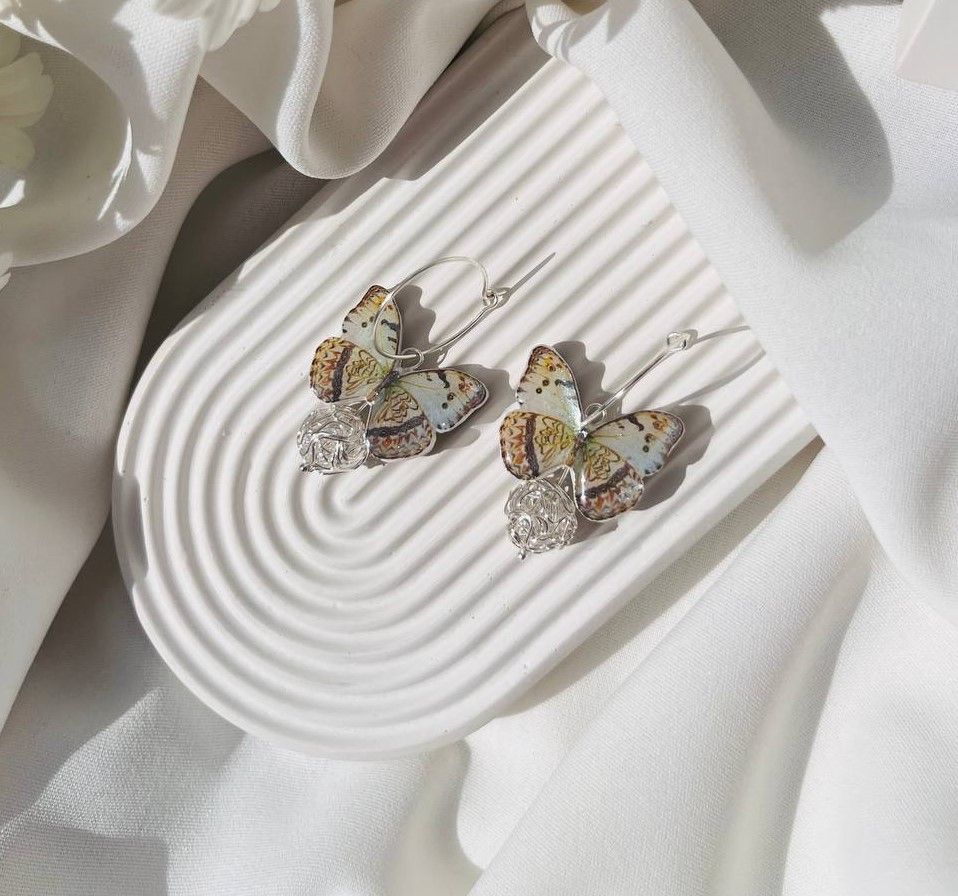 Серьги-кольца с пестрыми бабочками из полимерной глины ручной работы