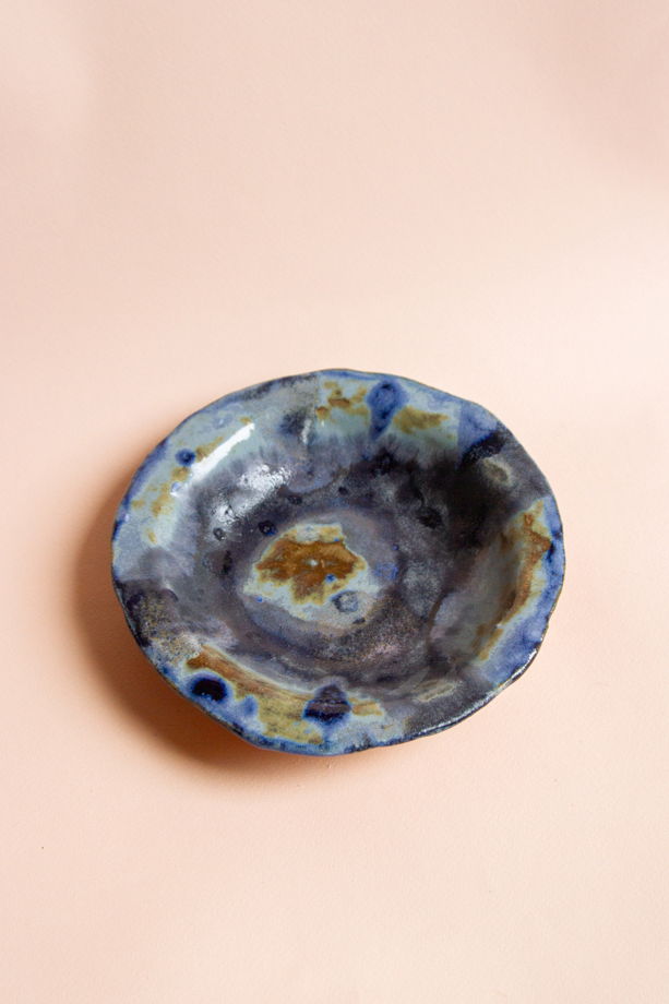 Пирожковая керамическая тарелка ручной работы, покрытая несколькими оттенками синей и голубой глазурей