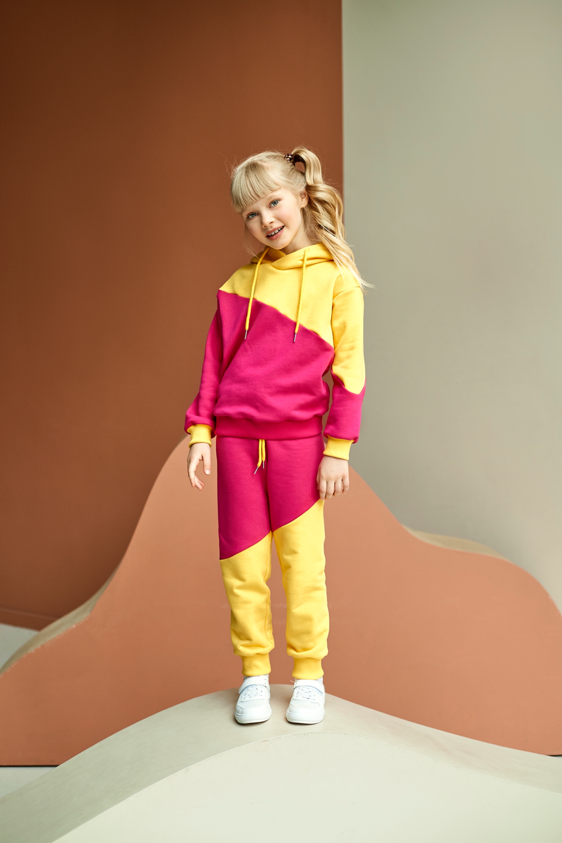 Спортивный костюм из футера розово-желтого цвета для девочки Ray в магазине «Avan Garden» на Ламбада-маркете