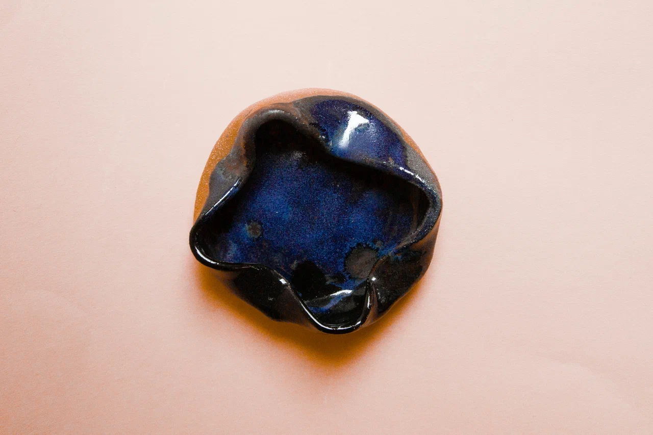 Керамическая пепельница из бежевой в крапинку глины, покрытая черной, синей, бронзовой глазурями ручной работы
