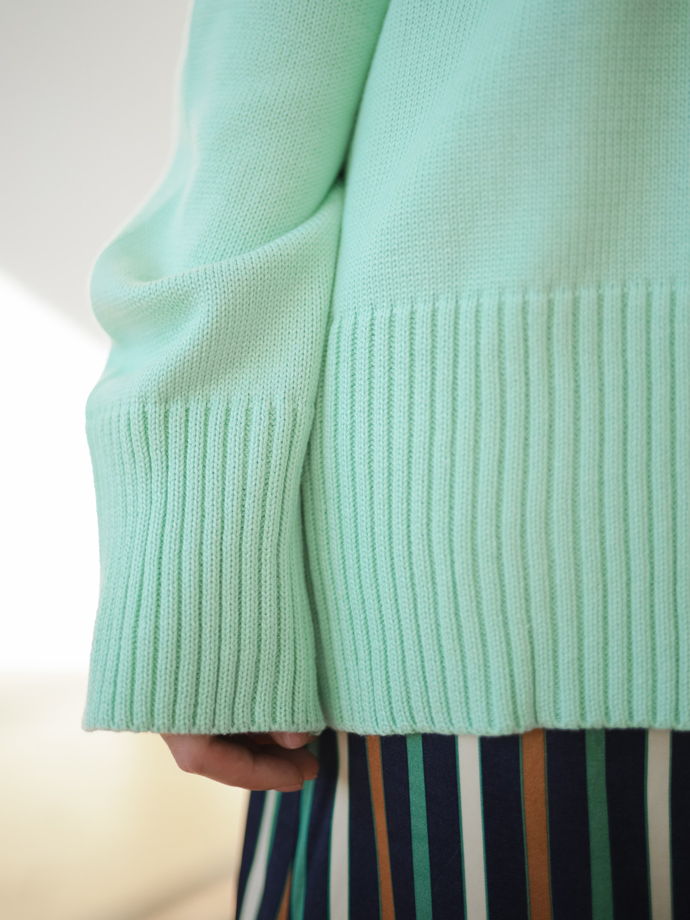 Свитер в мятном цвете