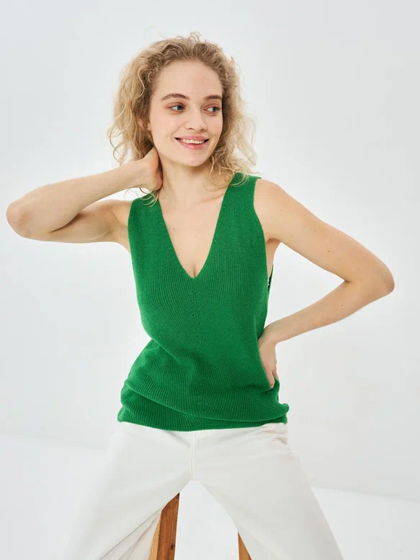 Зеленый женский вязаный топ без рукава из вискозы