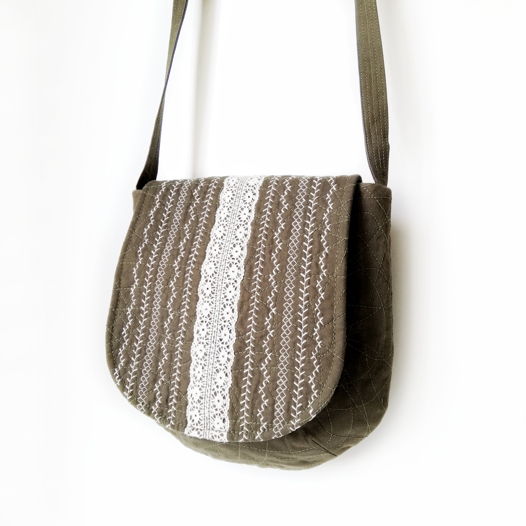 Текстильная сумка-мессенджер с кружевом и декоративными строчками