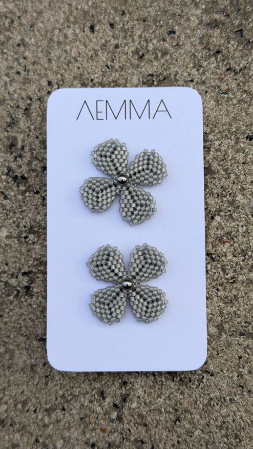 Серьги из ювелирного бисера "Клевер", оттенок "Светлая дымка"