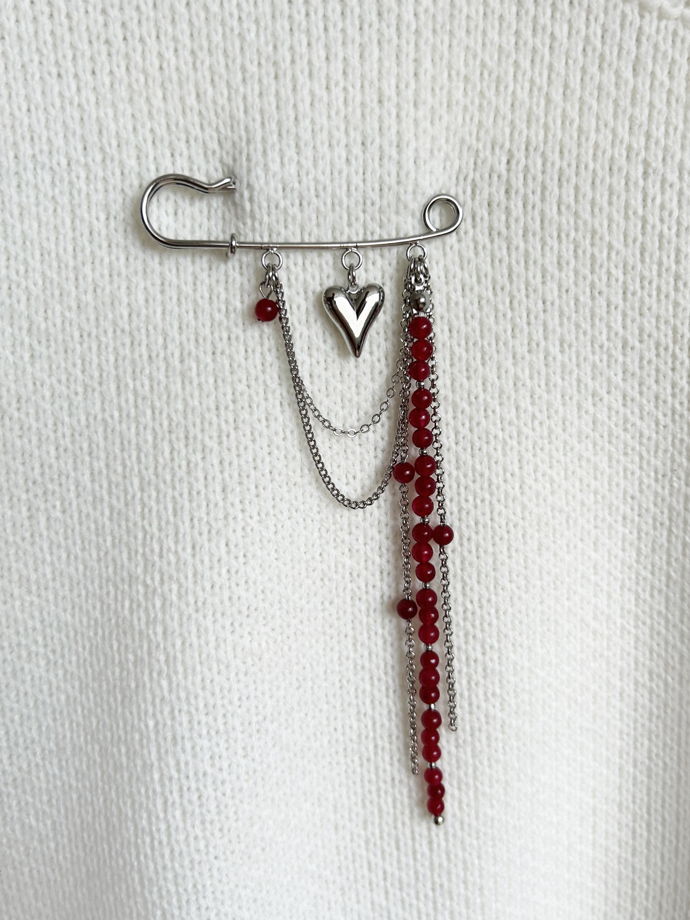 Брошь-булавка с цепочками и подвеской сердечко