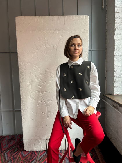 Манишка с вышивкой пчелы