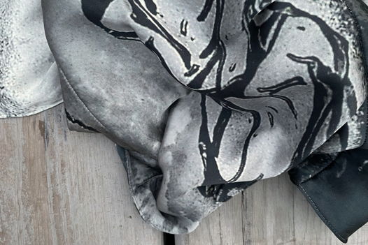 Тёплый стёганый шарф из натурального шёлка тёмно-серого цвета с абстрактным принтом, unisex