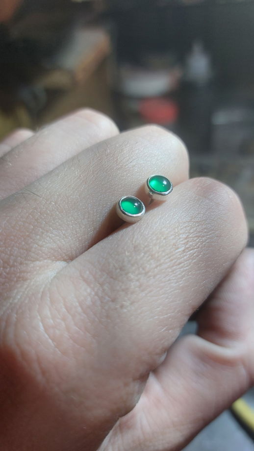Серьги-гвоздики с зелеными халцедонами "Сила природы", серебро
