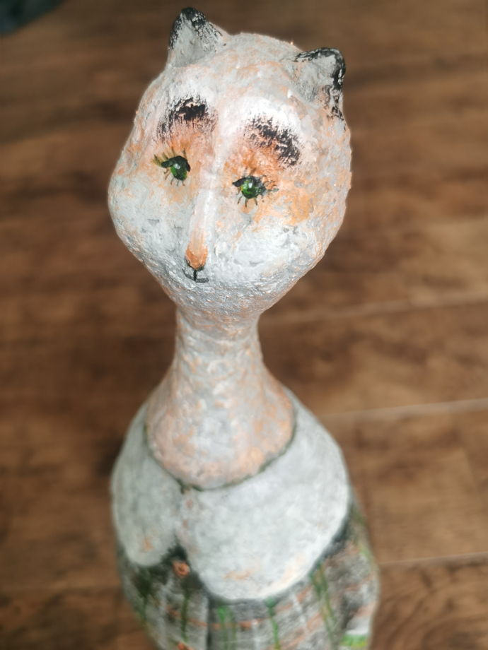 Рыжая кошечка, настольная скульптура, которая может стать кофром для бутылки шампанского или  вина.