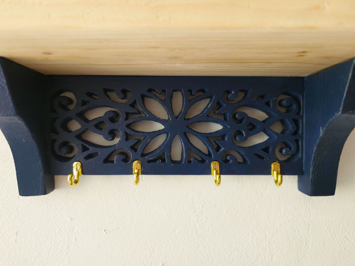 Резная ключница с полочкой