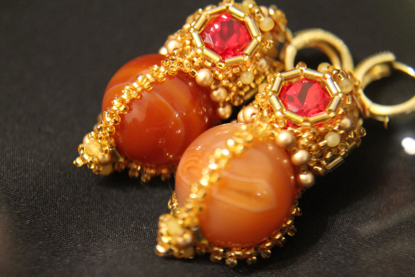 Серьги из крупных круглых агатов и малиновых страз