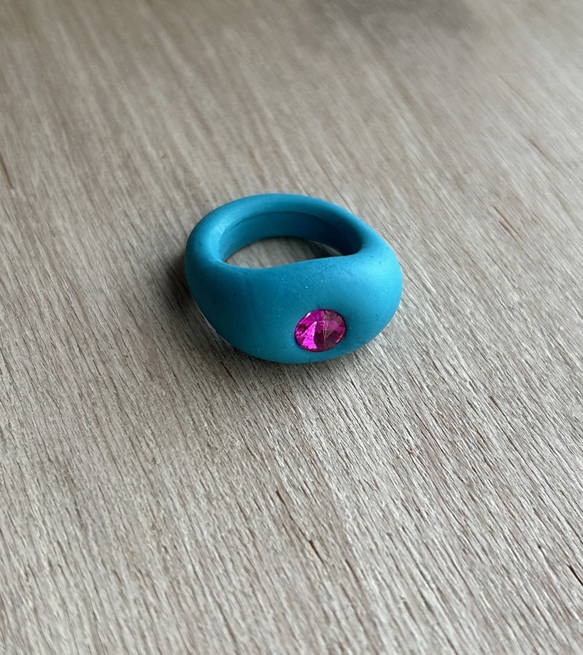 Женское кольцо ручной работы из голубой полимерной глины со стразом