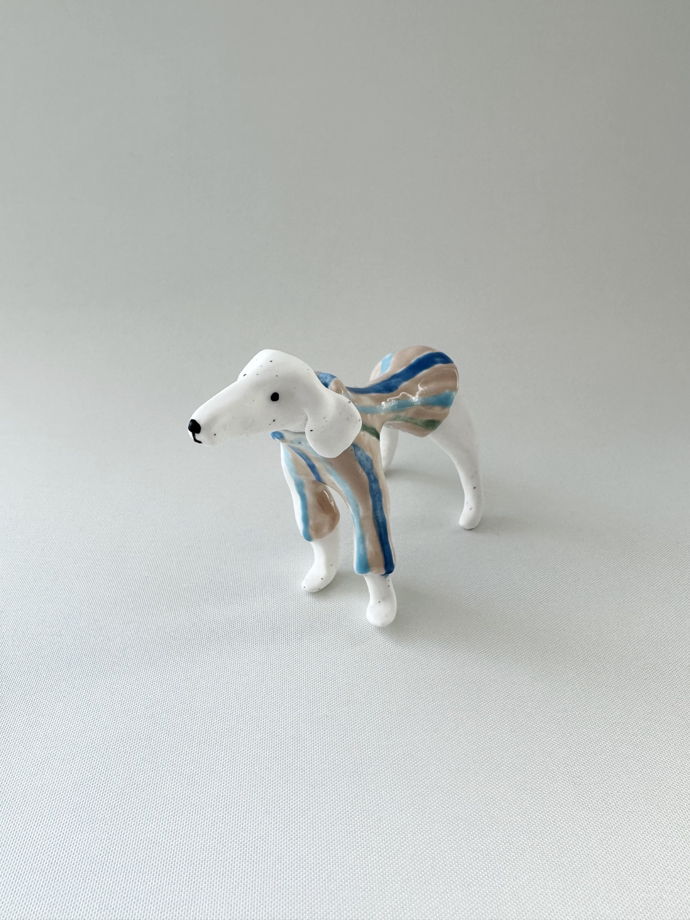 Интерьерный подвес и статуэтка белая собака  в полосатом свитере из костяного фарфора ручной лепки