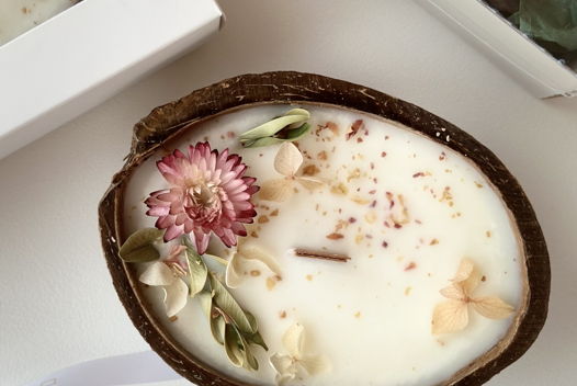 Ароматическая свеча в кокосовой скорлупе с декором из сухоцветов