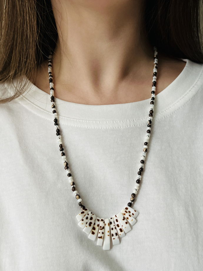 Украшение с перламутром и веером из ракушки