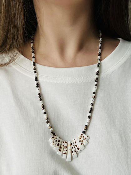 Украшение с перламутром и веером из ракушки