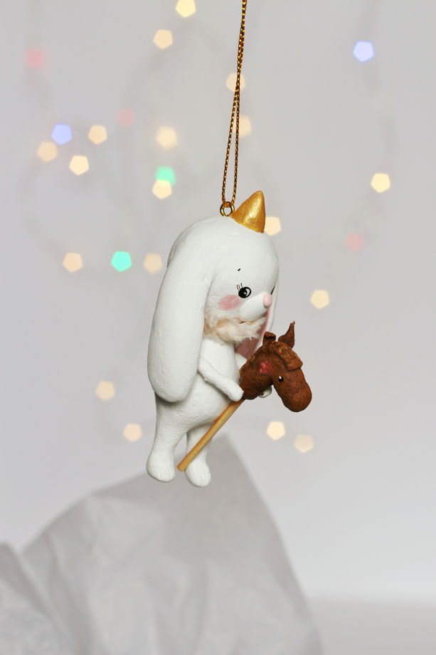 Авторская елочная игрушка "Белый кролик с лошадкой"