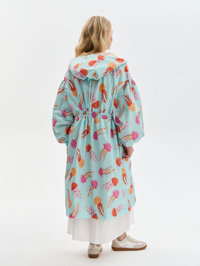 Плащ с авторским принтом.