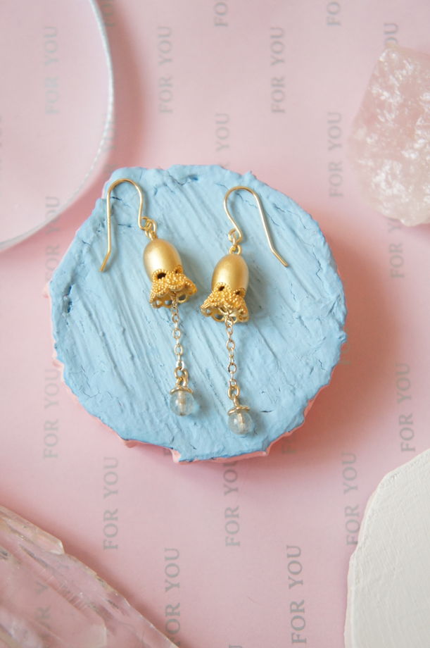 Позолоченные матовые ажурные кружевные серьги колокольчики с цепочками и аквамарином