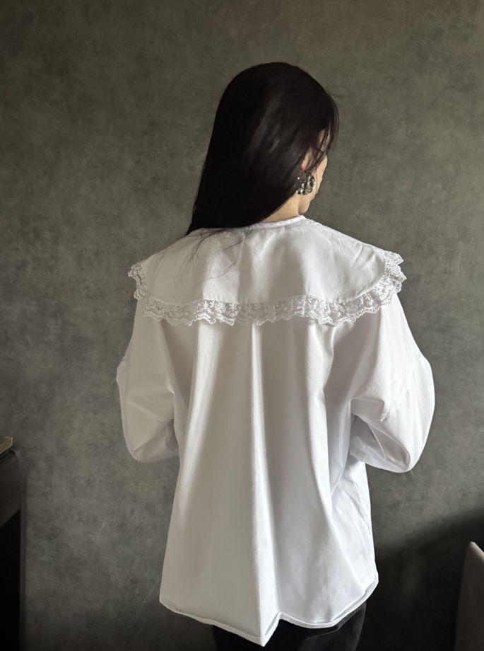 Лонгслив с воротником и кружевом белый хлопковый