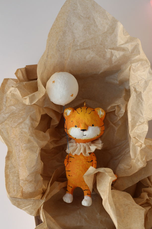 Авторская елочная игрушка "Тигрёнок с шариком" цвет манго