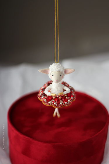 Елочная игрушка Овечка-балерина в серебристой пачке. Елочная игрушка овечка символ 2027