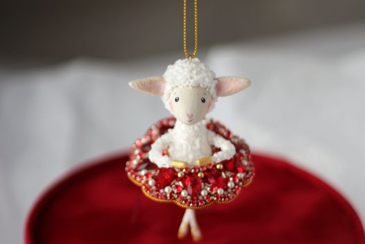 Елочная игрушка Овечка-балерина в серебристой пачке. Елочная игрушка овечка символ 2027