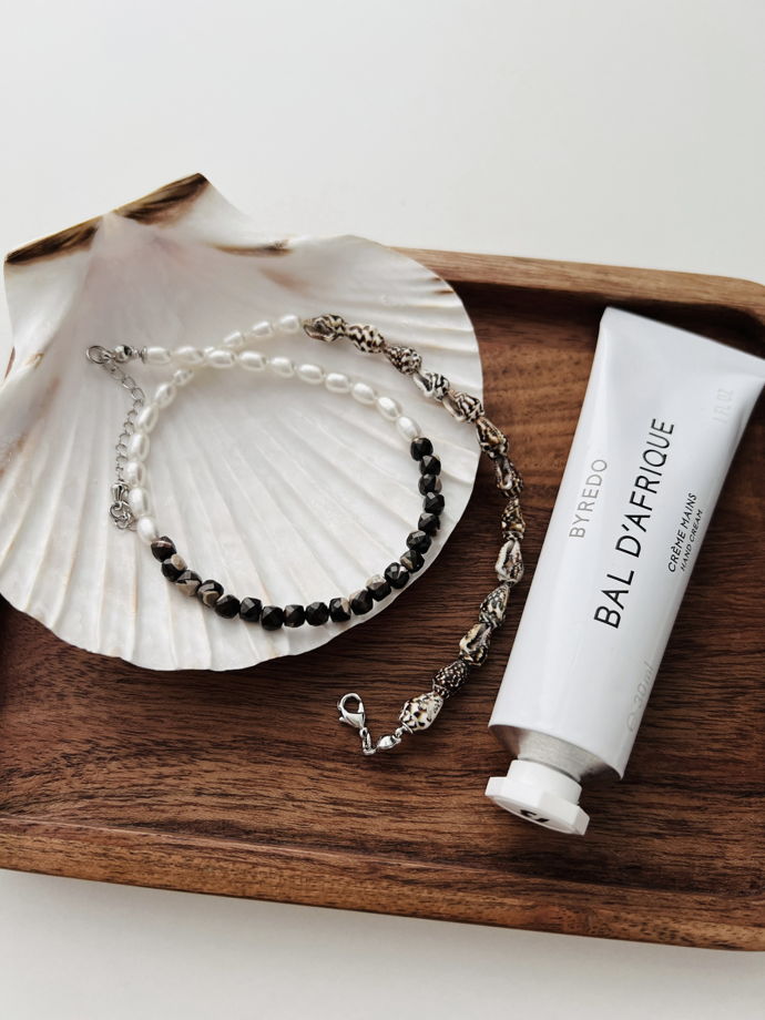 Чокер из микса натуральных материалов жемчуга, шоколадного перламутра и ракушек с пестрым рисунком