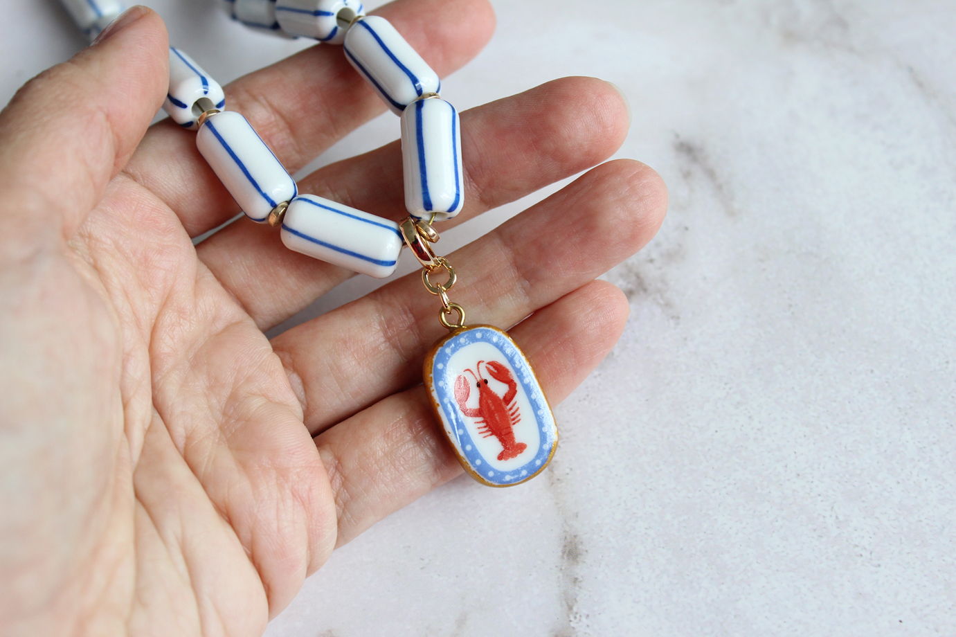 Колье из керамических бусин с подвеской