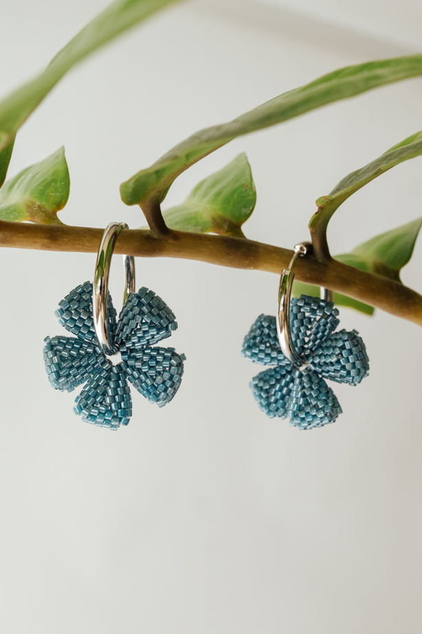 Серьги кольца с цветами бисерные серьги цветок из бисера синий