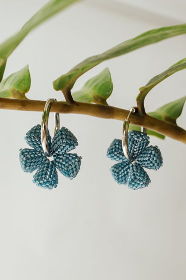 Серьги кольца с цветами бисерные серьги цветок из бисера синий